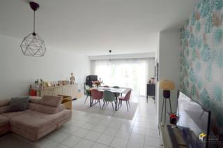 <p><span>L'appartement est situé au 1er étage d'un petit immeuble bien entretenu de 2 étages, dont le toit est isolé. Les frais fixes s'élèvent à €258/mois et comprennent le syndic, le chauffage, l'entretien et l'éclairage du couloir, le gaz, l'eau chaude et l'eau froide. En entrant, nous nous trouvons dans un couloir en forme de L, qui relie presque toutes les pièces présentes. A l'avant, nous trouvons le séjour (38 m²) avec un accès frontal droit à la cuisine séparée (8 m²), équipée d'une cuisinière, d'une hotte, d'un évier, d'un four combiné encastré, d'un lave-vaisselle, d'un réfrigérateur et d'un congélateur. Les 2 chambres de 11 m² et 15 m² sont situées à l'arrière du bâtiment. La plus petite des deux s'ouvre sur la terrasse orientée au nord (8 m²). Au centre de la maison se trouvent le débarras (3 m²), un WC séparé et la salle de bains (5 m²) avec lavabo, baignoire/douche. Pour finir, un garage box est obligatoirement loué avec l'appartement à €100€ situé derrière l'immeuble. Pour plus d'informations ou une estimation gratuite visitez www.hansimmo.be</span></p><p><span> </span></p>