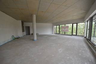 Immo Zone biedt nog 2 casco kantoorruimtes met een prachtig zicht. Residentie Nieuwe Markt is uitermate goed gelegen met zicht op de kerk,...