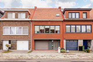 Deze bel‑étage woning biedt 178 m² bewoonbare oppervlakte, drie slaapkamers, een ruime leefruimte met veranda, garage en tuin op een perceel van 195 m². Gelegen in Ekeren, Antwerpen met vlotte toegang tot winkels, scholen en openbaar vervoer.<br /><br />Indeling<br /><br />Gelijkvloers<br />• Inkomhal<br />• Garage<br />• Wasplaats<br />• Veranda<br /><br />1ste verdieping<br />• Trappenhal<br />• Toilet<br />• Ruime leefruimte<br />• Open keuken<br /><br />2de verdieping<br />• Mezzanine<br />• Slaapkamer 1<br />• Slaapkamer 2<br />• Badkamer<br /><br />3de verdieping<br />• Zolderkamer<br /><br />Buitenruimte<br />• Tuinhuis<br />• Tuin<br /><br />Mis deze kans niet! Plan snel je bezoek en ontdek deze ruime woning zelf.<br />0496980710<br />kjento.van.hoydonck@albert.immo<br />www.albert.immo