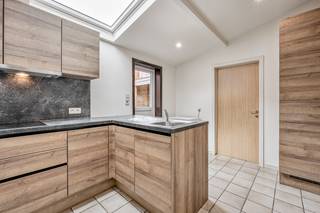 IN OPTIE!! De woning bevat op het gelijkvloers een kleine inkomhal, een ingerichte keuken en een leefruimte met aan de ene kant een eetkamer en aan de andere kant een zithoek. Tussen beide bevindt zich de trap naar de twee slaapkamers op de eerste verdieping. De badkamer grenst aan de keuken en omvat een inloopdouche, was meubel, toilet en plaats voor was- en droogautomaat. Aan de achterzijde grenst een leuk stadstuintje/terras. De woning heeft eveneens een ruime zolder met potentieel. De woning beschikt over alle comfort en wordt centraal verwarmd met gas. De houten ramen hebben overal dubbel glas en beschikken op de benedenverdieping over rolluiken. Wil u deze leuke starterswoning op een goede locatie bezoeken. Stuur een mail naar gunther@loimmo.be en wij nemen contact met u op!