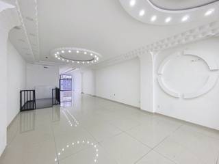 <p><strong>Ligging:</strong></p>
<p>Het pand is gelegen in de Sleepstraat in Gent, een levendige straat met veel passage en een gevarieerd handelsaanbod. Dankzij de goede bereikbaarheid en zichtbaarheid is dit een sterke locatie voor uiteenlopende commerciële activiteiten.</p>
<p><strong>Indeling:</strong></p>
<p>Het pand beschikt over een royale oppervlakte van 280 m², ideaal voor uiteenlopende commerciële concepten. De open structuur biedt flexibiliteit in inrichting en benutting.</p>
<p>Aansluitend is er een extra ruimte van 40 m², geschikt als opslag, backoffice of uitbreiding van de werking.</p>
<p>Op de benedenverdieping bevinden zich 4 toiletten, wat het pand praktisch en gebruiksvriendelijk maakt voor zowel klanten als personeel.</p>
<p>Een mooie meerwaarde is het terras van 30 m², dat kan dienen als buitenruimte, lounge of extra zitplaats, afhankelijk van het gekozen concept.</p>