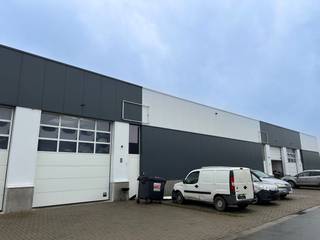 Unité PME prête à l’emploi de 225 m² avec porte sectionnelleStratégiquement située à proximité de la N76 (2,8 km) et de l’E314 (4,8 km), avec un...