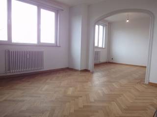 <p><span>2 slaapkamer appartement</span><span><br /></span><span>Gelegen aan de inkom van de stad en op wandelafstand van het Stadspark, centraal station en stadscentrum.</span></p><p><span> </span></p><p><span>Indeling:</span></p><p><span>Inkomhal met vestiairekast, aangename living, </span><span>volledig ingerichte keuken.</span></p><p><span>Ingerichte badkamer met een lavabomeubel, ligbad en toilet. </span></p><p><span>2 slaapkamers.</span></p><p><span>Kelder inbegrepen. <br /><br /></span><span>Kosten:</span></p><p><span>Provisie kosten €120/ maand (voorschot verwarming, onderhoud lift, gemeenschappelijke elektriciteit, water)</span></p><p><span>Elektriciteit individueel betalen.</span></p><p><span> </span></p><p><span>Beschikbaar vanaf 01 oktober 2026</span></p>