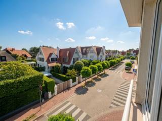 <p><em><strong>Résidentie Tennis</strong></em><br /><br />Op de Montgomerylaan in Knokke bevindt zich dit verzorgd en volledig gemeubeld appartement. De leefruimte baadt in het licht en vormt samen met de eetplaats en de vernieuwde open keuken een bijzonder aangename woonruimte. Vanuit de zetel geniet je van een mooi, open zicht over de villawijken.<br />Het appartement beschikt over één ruime slaapkamer en een volledig vernieuwde badkamer. In de inkomhal is een praktische vestiaire voorzien.<br />Een extra troef is de privatieve kelderberging en de gemeenschappelijke fietsenberging. Dankzij de centrale ligging bevinden winkels, restaurants en de Zeedijk zich op wandelafstand.<br />Let op: er is geen lift aanwezig in het gebouw !<br /><br /><strong>Huurvoorwaarden:</strong></p>

<ul>
	<li>Provisie algemene kosten €50</li>
	<li>Beschikbaar voor hoofdverblijf en tweedeverblijf</li>
	<li>Tweedeverblijftaks ten laste van de huurder</li>
	<li>Enkel privatieve verhuur, niet mogelijk via vennootschap</li>
	<li>3 maand huurwaarborg</li>
	<li>Kost plaatsbeschrijving 50/50</li>
	<li>Nutsvoorzieningen op naam van de huurder</li>
	<li>Huurdersverzekering verplicht</li>
</ul>
<br />Wenst u het appartement te bezoeken? Aarzel dan niet om een afspraak in te plannen!<br /><br /><em>Ref: GA720</em>