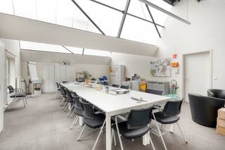 In bedrijvencentrum Intraxie te Roeselare-Rumbeke bevindt zich dit instapklaar kantoor van ca. 85m².<br /><br />De ideale coworking-locatie waarbij u een eigen afgesloten bureel heeft en mee kan genieten van de collectieve voorzieningen zoals ondermeer een gezellige binnentuin, bar, ingerichte keuken met alle voorzieningen, zongericht terras,.. <br />Dit zijn enkele van de troeven die de ruimtes aangenaam en anders maken naar de standaard kantoren.<br /><br />Door deze gemeenschappelijke ruimtes slagen de ondernemingen er ook in elkaar te ontmoeten binnen het centrum en gezamenlijk aan projecten te werken, wat door vele bedrijven als een extra troef wordt aanzien!<br /><br />Op heden zijn onder andere volgende partijen hier gevestigd: renovatie-, schildersbedrijf, architectenkantoor, ingenieurskantoor, webbedrijf, ...<br /><br />* Voorzieningen kantoor:<br />- verwarming op gas<br />- airco<br />- verlichting<br />- veel natuurlijke lichtinval<br /><br />* Gemeenschappelijke meeting room met smartboard, keuken, sanitair, bar zijn bijkomende ruimtes die gebruikt kunnen worden. <br /><br />* Parking op de site<br /><br />Uitstekende ligging door vlotte bereikbaarheid, nabij op-en afrit Roeselare-Izegem.<br /><br />Kortom een opportuniteit indien u op zoek bent naar een locatie waar coworking mogelijk is en waar gebruik gemaakt kan worden van de verschillende faciliteiten zoals de meeting rooms, ingerichte keuken, binnentuin, terras, ...<br /><br />Bent u op zoek naar bedrijfsvastgoed bestaande uit een kantoor ter beschikking gesteld in Roeselare? Aarzel dan niet om ons te contacteren op het nummer 051 21 22 23.<br /><br />Dit betreft een terbeschikkingstelling van kantoren met diensten.