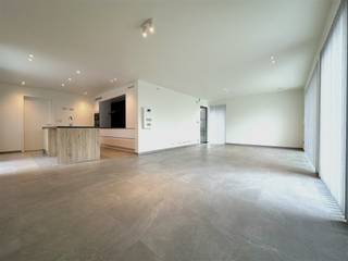 <p><strong>ONMIDDELLIJK VRIJ | PRACHTIGE ENERGIEZUINIGE GEZINSWONING MET 4 SLAAPKAMERS</strong><br />Deze nieuwe en instapklare gezinswoning is gunstig gelegen in Tielt en is tot in de puntjes afgewerkt (incl. schilderwerken, armaturen, lamellen, gordijnen,...). <br />De eigendom is gelegen op 437m² en beschikt over een staanplaats voor de woning.<br />U kan tevens genieten van een mooie tuin met terras die nog verder zal worden aangelegd. </p><p><strong>INTERIEUR:</strong><br />U komt de woning binnen via de inkomhal met gastentoilet die rechtstreeks toegang biedt tot de ruime leefruimte. De leefruimte biedt grote raampartijen die voor veel natuurlijk lichtinval zorgen alsook een prachtig zicht op de tuin. De leefruimte heeft onmiddellijke toegang tot de volledig uitgeruste keuken (dubbele spoelbak | koelkast | oven | microgolfoven | vaatwasmachine | kookplaat | dampkap) met ontbijthoek. Vanuit de keuken is er toegang tot de berging/wasplaats, voorzien van toevoer/afvoer wasmachine alsook zijn hier ingemaakte kasten voorzien. <br />Op het eerste verdiep is er een overloop die toegang biedt tot 4 volwaardige slaapkamers, een volledig uitgeruste badkamer (inloopdouche | lavabo met meubel | toilet) en een extra bergruimte.<br />De woning wordt verwarmd met vloerverwarming op gas alsook zijn er 14 zonnepanelen voorzien die het verbruik minimaal houden. </p><p><strong>EXTERIEUR:</strong><br />De woning beschikt over een onderhoudsvriendelijke tuin met mooi aangelegd terras. <br />Verder biedt de tuin een mooi tuinhuis.</p><p><strong>TROEVEN:</strong><br />- Energiezuinig<br />- Instapklaar<br />- tuin met terras en tuinberging<br />- 4 slaapkamers<br />- Bouwjaar 2020</p>