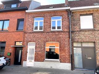CHARMANTE RENOVATIEWONING met veel potentieel op CENTRALE LIGGING nabij 't Perretje en het Daverlopark. Indeling: inkomhal, leefruimte,...