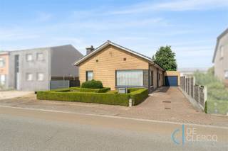 <p><span>Rustig wonen in een landelijke omgeving, met alle voorzieningen binnen handbereik? Deze charmante woning in Zaffelare, deelgemeente van Lochristi, combineert een aangename woonomgeving met heel wat mogelijkheden om de woning verder naar eigen smaak te renoveren en in te richten. De woning is gelegen op een ruim perceel van 838 m², omringd door groen en velden. Dankzij de ligging tussen het centrum van Lochristi en Wachtebeke geniet u van een rustige, landelijke omgeving, terwijl winkels, scholen en andere voorzieningen vlot bereikbaar zijn. Ook het Provinciaal Domein Puyenbroeck bevindt zich op fietsafstand.</span></p><p><span>Bij het binnenkomen van de woonst valt meteen de leefruimte met rustieke balken op. De grote raampartijen zorgen voor een overvloed aan natuurlijk licht en bieden een aangenaam zicht op de groene omgeving. De authentieke gaskachel, geïntegreerd in een karaktervolle gevel, zorgt voor extra sfeer en gezelligheid tijdens de koudere maanden. Aansluitend bevindt zich de keuken, uitgerust met een oven, elektrische kookplaat en dampkap. Er is voldoende ruimte om een gezellige ontbijthoek of eetruimte te creëren. Een bijzondere troef is de ruime bijkeuken, momenteel voorzien van een gasvuur. Deze ruimte biedt tal van mogelijkheden en kan mits de nodige aanpassingen worden omgevormd tot een volwaardige keuken. Dankzij het zicht op de tuin en de rechtstreekse toegang tot het terras vormt dit een ideale plek om één grote nieuwe leefkeuken te realiseren. De woning beschikt over twee grote en één kleine slaapkamer en een badkamer met douche. Daarnaast zijn er verschillende praktische bergruimtes aanwezig, waaronder een wasplaats en een berging. Ook op het vlak van parkeren is er heel wat plaats. De woning beschikt over een ruime, afgesloten oprit én een garage met automatische poort. Zowel de opritten als de tuin zijn volledig afgesloten, wat zorgt voor extra privacy en veiligheid. De tuin is een absolute troef van deze woning. Het perceel is volledig omheind en wordt omgeven door een volgroeide haag en prachtige, mature bomen. Op warme dagen zorgen deze bomen voor aangename schaduwplekken. De groene omgeving wordt nog versterkt door de omliggende weilanden en het open zicht tegenover de woning. Vanuit de leefruimte geniet u dan ook van een rustgevend zicht over het landschap. Gezellig vertoeven doet u ook op het terras onder het lichtdoorlatend afdak.</span></p><p><span>De woning wordt verwarmd op aardgas via radiatoren en beschikt momenteel over een EPC-label E. De woning valt bijgevolg onder de geldende renovatieverplichting.</span></p><p><span>De vraagprijs bedraagt 349.000 euro, exclusief verkooprechten. Bent u op zoek naar een woning met veel potentieel om volledig naar eigen smaak aan te pakken op een landelijke locatie? Aarzel niet en maak nu uw afspraak via anais@vastgoed-dc.be of via de website. </span></p>
