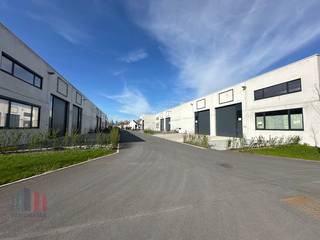 Nieuwbouw KMO-unit met een oppervlakte van <strong>430 m²</strong> en <strong>4 privatieve parkeerplaatsen</strong> te koop op een terrein van 585 m² langs de Olekenbosstraat, op amper 900 m van de Vichtsesteenweg met een onmiddellijke verbinding naar de E17 exit Deerlijk.<br /><br />De casco opslagruimte (brandklasse C) met een <strong>vrije hoogte van 6 m</strong> is uitgerust met een automatische <strong>sectionale poort</strong> (4 m B x 4,50 m H) met aparte toegangsdeur en <strong>raampartij</strong>, lichtstraat en polybetonvloer. De loods maakt deel uit van de gloednieuwe ontwikkeling "Reynaertsite" bestaande uit 15 KMO-units te koop met oppervlaktes van 215 m² tot 430 m². <br /><br /><strong>De bedrijfsgebouwen zijn</strong> <strong>geschikt voor productie, atelier, stockage</strong>, ....<br /><br /><strong>Onmiddellijk beschikbaar!</strong><br /><br />Contacteer <strong>PANORAMA B2B </strong>voor bijkomende (technische) inlichtingen, plannen of een vrijblijvend plaatsbezoek <strong>056 222 256</strong>.