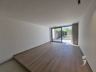 <p><span>Ruim nieuwbouw 2 slaapkamer appartement op gelijkvloerse verdieping met centrale ligging. Dit appartement is makkelijk bereikbaar van op de grote inkomhal en heeft ook een lift voor de kelder.<br />Dankzij de ligging in het hart van Kessel-Lo is deze woning op wandel afstand van openbaar vervoer en centrum Leuven.<br /><br />Het appartement heeft een ruime inkom met vestiaire ruimte en een apart toilet. <br />De nachthal gaat via de slaapkamers, een garage en een badkamer.<br />Er is en mooie, lichtrijke leefruimte met fijn uitzicht op een zonnig terras, een tuintje en een tuinhuis.<br />De keuken is voorzien van allerhande handige ingebouwde toestellen ( Afwasmachine, kookplaat, wastafel, oven, combi oven, frigo)<br />Alsook is deze keuken voorzien van veel kasten en een super aangename eetplaats. <br />Er zijn 2 ruime slaapkamers.</span></p><p><span><br />De badkamer is voorzien van een dubbele wastafel, een inloopdouche, een handdoekenverwarming.<br />Naast de keuken is er een berging met wasplaats voorzien en extra bergruimte.</span></p><p><span><br />Tevens is er een privatieve kelder alsook gemeenschappelijk afvalhok, een fietsenstalling en uiteraard een grote privatieve garage.<br /><br />Onmiddelijk beschikbaar voor lange duur overeenkomst.<br />Dit appartement is </span><span>niet</span><span> bemeubeld.<br />De gemeenschappelijke lasten bedragen 75€ per maand.<br /><br />Al het verbruik van energie/water is ten laste van de huurder.<br /></span><span>Dit hyper afgewerkte appartement heeft een zeer gunstige EPC.</span></p><p><span>Ramen zijn voorzien van raam decoratie en alle verlichting is reeds aanwezig.</span><span><br /><br />Interesse? Vraag uw bezoek aan via onze website.</span></p><p><span> </span></p>