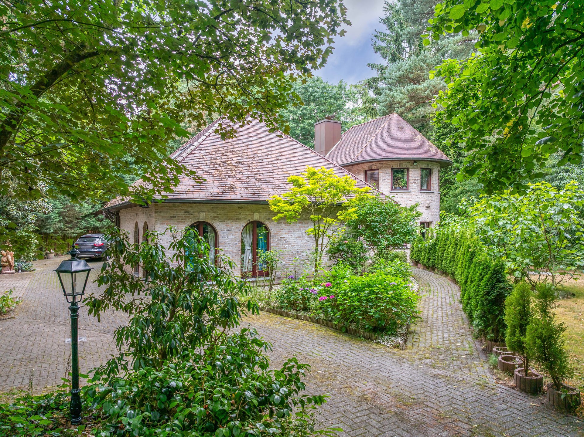 Woning met bijgebouw op groen domein van 3.905 m2 - foto 1