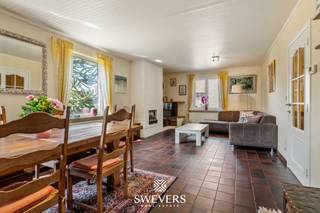 Voor meer info en foto’s, surf naar www.swevers.be<br /> – Deze ruime open bebouwing in een rustige straat in Heusden-Zolder biedt een mooie combinatie van ruimte, privacy en potentieel. Gelegen op een perceel van 10a 29ca en gebouwd in 1979, werd de woning deels gerenoveerd tussen 2005 en 2025. Met een bewoonbare oppervlakte van 228 m² en vijf slaapkamers is dit een ideale gezinswoning waar u enkel nog naar eigen smaak hoeft op te frissen.<br /><br />De inkomhal leidt naar de lichtrijke leefruimte van 34 m² met plaats voor zit- en eetgedeelte. Aansluitend bevindt zich de keuken van 11 m², uitgerust met Miele-toestellen (2016) en eenvoudig open te maken naar de leefruimte. De veranda (2005) zorgt voor extra leefcomfort en een mooi zicht op de tuin.<br /><br />Op de eerste verdieping zijn er drie slaapkamers (13 m², 12 m² en 9 m²) en een badkamer. Daarnaast zijn er nog twee extra kamers (16 m² en 8 m²), ideaal als bureau, hobbyruimte of logeerkamer. De zolder van 40 m² biedt extra opslag en uitbreidingsmogelijkheden.<br /><br />De tuin geniet van een open zicht op landbouwgrond, wat rust en privacy garandeert. Extra troeven zijn het alarmsysteem met buitencamera (2023), manuele rolluiken, hoogrendementsglas (2013) en een recente gasketel (2022). Dankzij de gunstige ligging zijn scholen, openbaar vervoer en snelwegen vlot bereikbaar. Voor meer informatie, bel 011 255 155. Bron bewoonbare oppervlakte: EPC – verslag.