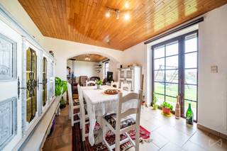 We Invest SUD-LUXEMBOURG stelt u deze charmante woning met 4 gevels voor, ideaal gelegen in een rustige en landelijke buurt van Vaux-sur-Sûre...