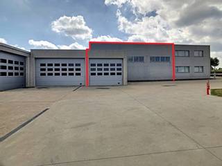 Situé au centre de Moorslede, cet entrepôt récent d'environ 251 m² avec une mezzanine d'environ 75 m² est à louer.Spécifications :- sol en béton...