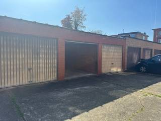 Zeer gunstig gelegen afsluitbare garagebox, achterin een rustige residentie gelegen.De box is onmiddellijk beschikbaar en de huurprijs is €...