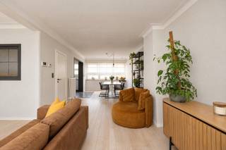 Cette maison prête à emménager est située dans un quartier résidentiel calme et agréable, à la frontière entre Hoboken et Wilrijk. Un emplacement idéal qui combine un environnement verdoyant avec une excellente accessibilité. Le Schoonselhof se trouve à proximité, tandis que le centre d’Anvers ainsi que les principaux axes routiers A12 et E19 sont facilement accessibles.

Dès l’entrée, vous découvrez un hall spacieux avec toilette séparée. Celui-ci donne accès au garage, prolongé par un espace de rangement supplémentaire. Cet espace offre différentes possibilités d’aménagement et peut notamment servir de bureau, d’espace hobby ou de rangement complémentaire.

Le rez-de-chaussée comprend également une buanderie pratique avec arrière-cuisine, donnant directement accès au jardin. Le grand jardin dispose de deux terrasses, permettant de profiter du soleil à différents moments de la journée.

Au premier étage se trouve un séjour lumineux avec cuisine ouverte. Les grandes baies vitrées offrent une belle luminosité naturelle et renforcent la sensation d’espace de cet étage.

Le dernier étage a été récemment rénové et comprend actuellement deux chambres d’environ 14 m² et 24 m². La plus grande chambre peut facilement être divisée en deux chambres à part entière, permettant ainsi la création d’une troisième chambre.

La salle de bains a également été entièrement rénovée en 2025 et est équipée d’une baignoire, d’une douche et d’une toilette. De nouvelles fenêtres ont par ailleurs été installées à cet étage en 2026. La toiture a été rénovée en 2019.

Avec un PEB favorable de classe B, une installation électrique conforme et plusieurs rénovations récentes, cette maison combine confort contemporain, agencement pratique et situation agréable.