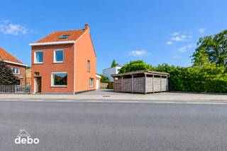 <br /><strong>Vrijstaand wonen met ruimte om er helemaal uw thuis van te maken</strong><br />Op een mooi perceel van 545 m² vindt u deze alleenstaande woning met verrassend veel ruimte en tal van mogelijkheden.<br />Binnen geniet u van een lichtrijke leefruimte, 3 slaapkamers, een praktische kelder en een ruime zolder met vaste trap. Ook buiten is er aan comfort geen gebrek dankzij de oprit en carport, waardoor er voldoende parkeergelegenheid is.<br />De woning biedt een mooie basis voor wie graag een thuis volledig naar eigen smaak wil inrichten. Met wat vernieuwing en persoonlijke accenten kan hier een bijzonder gezellige woning ontstaan waar u jarenlang van kunt genieten.<br />Een fijne combinatie van ruimte, rust en potentieel, op een centrale ligging in Sint-Eloois-Winkel.<br /><strong>Nieuwsgierig naar wat deze woning allemaal te bieden heeft? Kom ze zelf ontdekken tijdens een bezoek. Bel 0495 53 48 65 voor een afspraak.</strong><br />