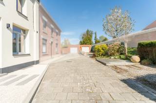 <p>Volledig gerenoveerde woning met 3 slaapkamers, ruime garage en tuin, rustig gelegen met open zicht op weides in Zottegem. Ideaal voor starters, jonge gezinnen of natuurliefhebbers die instapklaar willen wonen in een groene omgeving.</p>

<p>Deze woning werd volledig aangepakt en vernieuwd, waardoor ze vandaag instapklaar is met een sterke focus op energiezuinigheid en modern comfort. Dankzij de totaalrenovatie (ramen, technieken, isolatie, afwerking, …) behaalt de woning een uitstekende EPC A-score.</p>

<p>Binnenin geniet u van een lichtrijke leefruimte met aansluitend een volledig vernieuwde keuken, uitgerust met alle nodige toestellen. De badkamer werd eveneens vernieuwd en beschikt over een moderne inloopdouche.</p>

<p>Op de verdieping bevinden zich twee volwaardige slaapkamers en de badkamer. Op de zolderverdieping bevindt zich de grootste slaapkamer, ingericht als master bedroom.</p>

<p>Ook technisch zit deze woning volledig goed: nieuwe PVC-ramen met hoogrendementsglas, centrale verwarming op gas, vernieuwde elektriciteit, zonnepanelen en een afgewerkte crépi-gevel zorgen voor een duurzame en energiezuinige woonst zonder zorgen.</p>

<p>Voor de woning bevindt zich een terras. Via de oprit bereikt u de ruime garage (ca. 60 m²), met daarachter de tuin. Zowel vooraan als achteraan geniet u van een open en groen uitzicht op de omliggende weides, wat zorgt voor een uitzonderlijk gevoel van rust en ruimte.</p>

<p>Indeling:<br />Leefruimte met veel lichtinval<br />Volledig vernieuwde keuken<br />2 slaapkamers + badkamer op verdieping<br />Master bedroom op zolder<br />Garage (±60 m²) en kelder<br />Terras vooraan + tuin achteraan</p>

<p>De woning is belast met een recht van doorgang ten voordele van de naastgelegen eigendom.</p>