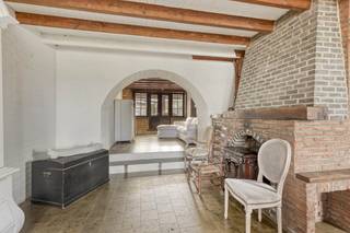 Dit ruime huis te koop biedt een unieke kans voor wie op zoek is naar instapklaar huis in het landelijke Pajottegem. Gelegen op een...