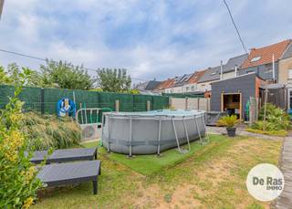 EERSTE BEZOEKDAG ZONDAG 09 AUGUSTUS VAN 10u TOT 14u ( ENKEL OP AFSPRAAK )<br /><br />AALST - Deze instapklare en uitstekend onderhouden woning bevindt zich in een rustige straat, op wandelafstand van het centrum en alle belangrijke voorzieningen zoals het station, ziekenhuis, openbaar vervoer, scholen, winkels en het zwembad. <br /><br />Doorheen de jaren werd de woning met de grootste zorg onderhouden en recent nog verder gemoderniseerd. Zo werd in 2025 een energiezuinige centrale verwarming op aardgas geplaatst, waardoor u meteen geniet van extra comfort. Via de aparte inkomhal met gastentoilet komt u in de lichtrijke leefruimte met open keuken, een gezellige plek waar wonen en koken naadloos in elkaar overvloeien. Verder beschikt de gelijkvloerse verdieping over een verzorgde badkamer met alle hedendaagse comfort en een ruime inpandige garage met sectionale poort. Op de eerste verdieping bevinden zich twee ruime slaapkamers. Dankzij de vaste trap bereikt u de zolderverdieping, waar een derde volwaardige slaapkamer en een praktische bergzolder zijn ingericht. <br /><br />Ook buiten is het aangenaam vertoeven dankzij de gezellige zithoek, het onderhoudsvriendelijke stadstuintje en de extra tuinberging. Kortom, bent u op zoek naar een verzorgde, instapklare woning met drie slaapkamers, een garage en een tuin, gelegen op een rustige maar bijzonder centrale locatie, dan is deze woning beslist een bezoek waard. Contacteer ons gerust voor meer informatie of een bezoek via 053/60.65.60. <br /><br />De vermelde prijs is een richtprijs. Na ontvangst van de biedingen beslist de verkoper vrij of hij al dan niet tot verkoop overgaat en aan welk bod. De richtprijs is niet bindend.