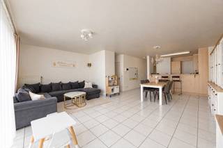 Lichtrijk tweeslaapkamerappartement met terras in Deurne
Locatie:
Aan de Bisschoppenhoflaan 427 in Deurne vindt u dit appartement met winkels, scholen en openbaar vervoer in de omgeving. De nabijheid van belangrijke invalswegen zorgt voor een vlotte bereikbaarheid. Ook dagelijkse voorzieningen zijn goed bereikbaar te voet of met de fiets.
Indeling:
Het appartement beschikt over circa 90 m² bewoonbare oppervlakte. De lichtrijke leefruimte biedt plaats voor een gezellige zithoek en eethoek. Daarnaast is er een geïnstalleerde keuken met koelkast, diepvries, elektrische kookplaat en dampkap.
Verder beschikt het appartement over twee slaapkamers en een badkamer met dubbele wastafel en een ligbad met douchemogelijkheid. Het terras biedt een aangename buitenruimte. Het gebouw is uitgerust met een lift.
Het appartement is momenteel verhuurd. De huurder zoekt een andere woonst; de beschikbaarheid is afhankelijk van de verdere afwikkeling van de huurovereenkomst.
Troeven:
Circa 94 m² bewoonbare oppervlakte
Terras
Lift aanwezig
EPC-label B
Condensatieketel vernieuwd in 2024
Garagebox bij aan te kopen aan 20.000 euro
Technisch:
EPC vermeldt een energiescore van 109 kWh/m² per jaar, label B. De elektrische installatie is niet conform. Asbestattest in opmaak.
Meer info of een gratis waardebepaling? Vul een aanvraag in op onze website of bel op het nr. 03/345.88.99.