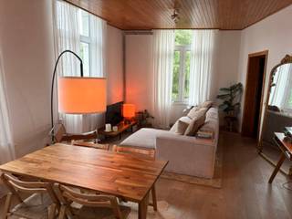 Schitterend gelegen appartement op het hippe Zuid, met mooi uitzicht op pleintje van de Kloosterstraat.Authentieke facade, separate berging in de...