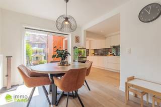 Instapklare gerenoveerde woning op wandelafstand van hartje DendermondeWelkom in deze verrassend lichtrijke, volledig gerenoveerde woning waar modern...