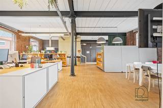 <p><span>Unieke loft in Mechelen wonen in de iconische Usine à Vapeur</span></p><p><span>Op zoek naar een karaktervolle woonplek met tonnen potentieel? In de voormalige meubelfabriek </span><span>Usine à Vapeur</span><span>, volledig heringericht tot lofts en appartementen in 1996, vindt u deze uitzonderlijk ruime loft van bijna </span><span>200 m²</span><span>. De authentieke industriële stijl met stoere kolommen, balken en robuuste muren zorgt voor een unieke sfeer die je nergens anders vindt.</span></p><p><span>Momenteel is de ruimte ingericht als </span><span>ruim kantoor</span><span>, maar dankzij het open grondplan, de aanwezige </span><span>keuken</span><span> en de </span><span>aansluitingen voor een badkamer</span><span> kan deze loft eenvoudig omgevormd worden tot een spectaculaire woonloft. Met een paar creatieve ingrepen creëert u hier een woonomgeving die even uniek als indrukwekkend is.</span></p><p><span>Bovendien is het pand </span><span>asbestveilig</span><span> en beschikt het over een </span><span>zeer gunstig EPC</span><span>, wat de verbouwing louter reduceert tot stilistische voorkeuren. </span></p><p><span>Mis deze kans niet om te wonen in een stuk Mechelse geschiedenis en contacteer ons op <span>welkom@reuzegoed.be</span></span><span> of 0470 11 56 80.</span></p>