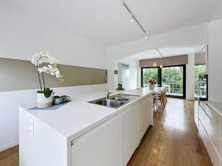 Dilbeek : Op het einde van een DOODLOPENDE straat ligt deze PRACHTIGE, VOLLEDIG GERENOVEERDE 3-gevelwoning, een HEERLIJKE PLEK om KINDEREN VEILIG en ZORGELOOS te laten OPGROEIEN. Scholen, zwembad, speeltuinen, dansmogelijkheden, Westland Shopping en Brussel bevinden zich op LOOPAFSTAND. <br />Binnen geniet je van een NIEUWE SCHITTERENDE FUNCTIONELE leefkeuken, LICHTRIJKE woonkamer, 5 SLAAPKAMERS, bad- en douchekamer, polyvalente ruimte voor eventueel bijberoep, grote garage en volop bergruimte.<br />Buiten wacht een ZUIDGERICHTE TUIN, aangevuld met een HEERLIJK WELLNESSBIJGEBOUW met SAUNA.<br />Tussen 2014 en 2024 werd de woning PROFESSIONEEL en GRONDIG VERNIEUWD. Een INSTAPKLARE GEZINSWONING waar RUIMTE, COMFORT en GENIETEN CENTRAAL staan.<br />+++ EPC C +++ ELEKTRISCHE KEURING CONFORM +++ Nog niet helemaal overtuigd? Kom dan snel eens kijken en maak daarvoor een afspraak bij IMMO STORE op 02 203 03 03.
