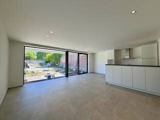 Dit prachtige nieuwbouwappartement met twee slaapkamers en stadstuin bevindt zich op een toplocatie in het centrum van Tielt. Verschillende winkels, scholen en voorzieningen liggen op wandel- en fietsafstand. Dankzij de nabijheid van diverse invalswegen geniet u bovendien van een vlotte bereikbaarheid.<br /><br />Het appartement bevindt zich op de gelijkvloerse verdieping van deze kleinschalige residentie. Via de gemeenschappelijke inkomhal bereikt u het appartement. De ruime inkomhal biedt toegang tot de verschillende ruimtes.<br /><br />De ruime woon- en eetkamer genieten van veel natuurlijke lichtinval en bieden zicht op het terras en de tuin.<br />De open keuken is uitgerust met een kookplaat, dampkap, koelkast en dubbele spoelbak. Aansluitend aan de keuken bevindt zich een praktische berging.<br /><br />Verder beschikt het appartement over twee ruime slaapkamers, een badkamer met inloopdouche en wastafel, en een apart toilet.<br /><br />Tot slot beschikt dit appartement over een uitzonderlijk E-peil van 0! Hoogrendementsbeglazing, een private parkeerplaats, een rustige ligging en toch centraal gelegen... Kortom het ideale gelijkvloersappartement.<br /><br /><strong>Goed om weten: </strong><br />Basishuurprijs: €995,-/maand<br />Autostaanplaats: €55,-/maand<br />Vrij vanaf heden<br /><br /><strong>Is dit het instapklare appartement waarvan u droomt? <br />Twijfel niet langer en leg vandaag uw bezoek vast! </strong>