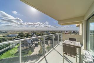 Bent u op zoek naar een <strong>luxueus verblijf aan zee</strong>?<br />Ontdek dit<strong> prachtig afgewerkt appartement van 133 m²</strong> met 26 m² terrassen – een echte <strong>parel aan de kust</strong>.<br /><br /><strong>Indeling:</strong>
<ul>
	<li>Ruime, lichtrijke leefruimte met open haard en panoramisch zeezicht</li>
	<li>Volledig <strong>uitgeruste open keuken</strong>, ideaal om te koken én gezellig samen te zijn</li>
	<li><strong>Drie slaapkamers</strong></li>
	<li>Twee ruime kamers met ingemaakte kasten en toegang tot het terras</li>
	<li>één kamer <strong>met zeezicht</strong></li>
	<li>Praktische berging en apart toilet</li>
	<li>Twee ruime terrassen om volop te genieten van zon en zee</li>
</ul>
<strong>Troeven:</strong>

<ul>
	<li>Unieke ligging aan het uiteinde van de gegeerde Dynastielaan met directe strandtoegang</li>
	<li>Residentie met prachtig <strong>openluchtzwembad</strong></li>
	<li><strong>Adembenemend uitzicht vanuit elke kamer</strong></li>
	<li><strong>Optie tot aankoop dubbele parkeerplaats en fietsenberging</strong></li>
	<li>Ruime<strong> kelderberging inbegrepen</strong></li>
	<li>Hoogwaardige afwerking met oog voor detail</li>
</ul>
<strong>Wonen in luxe aan zee</strong> – ruimte, licht en comfort in één uniek aanbod.<br />Neem vandaag nog contact met ons op voor een bezoek en laat u betoveren.