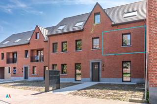 <span>Energiezuinig appartement op de eerste verdieping, in residentie 'Guldenhof', met zongeoriënteerd terras.</span><br /><span>Rustig gelegen in het centrum van Loenhout.</span><br /><br /><span>Indeling </span><span>: </span><br /><span>inkomhal, toilet, berging, woonkamer met open ingerichte keuken en aansluitend terras en tuintje, twee slaapkamers, badkamer ;</span><br /><span>autostaanplaats P10 en kelderberging nr. 10 in ondergrondse parkeergarage. </span><br /><br /><span>Residentie 'Guldenhof' is voorzien van zonnepanelen en gekwalificeert als 'Bijna Energie Neutraal' ('BEN'). </span>