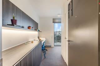 Residentie Woods: Deze studentenresidentie is gelegen aan de achterkant van het station van Leuven. Op de eerste verdieping, kijkend richting Leuven...