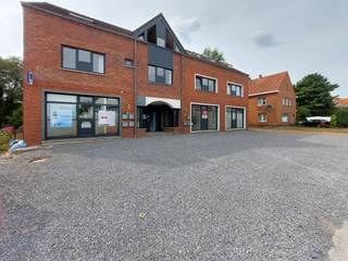 <p><span>Zeer goed gelegen handelspand met parking voor het gebouw.</span></p><p><span>Grote visibiliteit owv de ligging langs de verbindingsweg tussen Beringen en Leopoldsburg</span></p><p><span>Handelspand ca. 100m², kelder ca. 20m².</span></p><p><span>Energielabel B</span></p>
