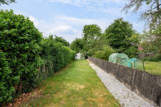Woning in doodlopende straat met 2 slk, 2 badk en tuin op een perceel van 379 m².SPECIFIEKE KENMERKEN: * Volledig gestript en gerenoveerd in 2010 *...