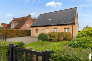 <p><strong>Vrijstaande gerenoveerde woning met 3 slaapkamers, polyvalente ruimte en poolhouse in Essen/Wildert</strong></p>
<p>Deze verzorgde vrijstaande woning in Essen/Wildert biedt een aangename combinatie van <strong>ruimte, comfort en een veelzijdige indeling</strong>. Met <strong>3 slaapkamers, een polyvalente ruimte, een ruime tuin en een ingericht poolhouse</strong> biedt deze woning tal van mogelijkheden. Bovendien werden doorheen de jaren verschillende renovaties met zorg uitgevoerd.</p>
<p><strong>Gelijkvloerse verdieping</strong></p>
<ul>
<li><strong>Inkomhal</strong> met gastentoilet, blauwe natuursteen en houten trap naar de eerste verdieping</li>
<li><strong>Lichtrijke leefruimte</strong> met zit- en eetgedeelte, tegelparket, airco en groot schuifraam naar het terras en de tuin</li>
<li><strong>Keuken</strong> met inductiekookplaat, dampkap, vaatwasser en dubbele spoelbak</li>
<li><strong>Bijkeuken/wasplaats</strong> met extra opbergruimte en rechtstreekse toegang naar buiten</li>
<li><strong>Polyvalente ruimte</strong>, ideaal als bureau, speelkamer, hobbyruimte of extra slaapkamer</li>
</ul>
<p><strong>Eerste verdieping</strong></p>
<ul>
<li><strong>3 slaapkamers</strong>, voorzien van laminaatvloeren</li>
<li><strong>Badkamer</strong> met ligbad, dubbele lavabo met badkamermeubel en toilet</li>
<li><strong>Airconditioning</strong> in de drie slaapkamers, eveneens geschikt voor verwarming</li>
</ul>
<p><strong>Zolderverdieping</strong></p>
<ul>
<li><strong>Bergzolder</strong> bereikbaar via een vlizotrap, met geïsoleerde zoldervloer en dak en afgewerkt met multiplex platen</li>
</ul>
<p><strong>Tuin en buitenruimte</strong></p>
<ul>
<li><strong>Ruime tuin</strong> met plaats voor ontspanning en spel</li>
<li><strong>Terras in blauwe natuursteen</strong>, rechtstreeks bereikbaar vanuit de leefruimte</li>
<li><strong>Ingericht en geïsoleerd poolhouse</strong> met grote glazen schuiframen, elektriciteit en water</li>
<li><strong>Ruime oprit</strong> met parkeermogelijkheden</li>
<li><strong>Vorstvrije buitenkraan</strong> en grondboring in de tuin</li>
</ul>
<p><strong>Bijzonderheden</strong></p>
<ul>
<li><strong>20 zonnepanelen</strong> met groenestroomcertificaten</li>
<li><strong>EPC-label A – 100 kWh/m²</strong></li>
<li><strong>4 airco-units</strong> voor koelen en verwarmen</li>
<li><strong>Vernieuwd dak (2024)</strong> met bijkomende isolatie</li>
<li><strong>Vernieuwde gevelsteen met 12 cm isolatie (2016)</strong></li>
<li><strong>PVC-ramen met hoogrendementsbeglazing</strong> en vliegenramen</li>
<li><strong>Centrale verwarming </strong>op gas, maar ook mogelijk om via de<strong> airco’s te verwarmen</strong></li>
<li><strong>Volledige kruipruimte</strong> onder de woning</li>
<li><strong>Veelzijdige indeling</strong> dankzij de extra polyvalente ruimte</li>
</ul>
<p><strong>Ligging</strong></p>
<p>Gelegen te <strong>Essen/Wildert </strong>ligt deze mooie gerenoveerde woning met een praktische verbinding richting Kalmthout en de omliggende gemeenten.</p>
<p>Een woning met tal van troeven, een aangename tuin en een gunstig EPC.<br /><br />Bewoonbare opp. 192 m² ref.: bruto vloeropp. EPC-certificaat</p>