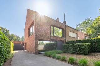 Sommige woningen geven je meteen een rustig gevoel. Dit is er zo eentje.<br /> <br />In een groene, residentiële straat, op wandelafstand van het centrum van Brasschaat, woon je hier dicht bij scholen, winkels, openbaar vervoer en alle belangrijke invalswegen. Rustig wonen, zonder in te boeten aan bereikbaarheid.<br /> <br />En het mooiste? Je hoeft hier niets meer te verbouwen. Geen eindeloze keuzes, geen stof, geen stress. Gewoon de sleutel omdraaien en thuiskomen.<br /> <br />De centrale inkomhal, met haar grote glaspartijen, verdeelt de woning op een slimme manier. <br />Vooraan vind je een gezellige zithoek, terwijl achteraan de ruime leefkeuken het kloppende hart van het huis vormt. Dankzij de grote schuiframen loopt de tuin naadloos over in de leefruimte, waardoor binnen en buiten mooi in elkaar overvloeien.<br /> <br /><br />De doorlopende gietvloer, vloerverwarming en overvloed aan natuurlijk licht zorgen voor een warme, rustige sfeer doorheen de hele woning.<br /> <br />Op de eerste verdieping bevinden zich drie slaapkamers, een stijlvolle badkamer en de wasruimte. De tweede verdieping is volledig ingericht als masterverdieping, met ruimte om indien gewenst nog een extra badkamer te voorzien. (leidingen voorzien)<br /> <br />En ook aan het comfort van morgen werd gedacht. Screens, airconditioning, veel maatwerk en een energiezuinige afwerking maken van deze woning een plek waar je nog jarenlang zorgeloos kan wonen.<br /> <br />Misschien is dit wel zo'n huis waar je binnenstapt en meteen denkt: ja... dit voelt goed.
