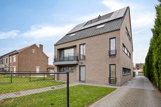 <p><strong>PRACHTIG AFGEWERKT, MODERN EN ENERGIEZUINIG DUPLEX-APPARTEMENT MET 2 VOLWAARDIGE SLAAPKAMERS, RUIM EN ZONOVERGOTEN TERRAS, AUTOSTANDPLAATS EN TUINBERGING INBEGREPEN TE LANAKEN-NEERHAREN!</strong> <br /><br />Op de weg van Lanaken naar Rekem vind je, aan de linkerkant, ter hoogte van de Staatsbaan 56 dit ruim duplex-appartement terug.<br />De ligging van het appartement staat garant voor een vlotte bereikbaarheid met betrekking tot scholen, winkels (bakker, slager, supermarkt etc), sportfaciliteiten, maar ook tot de omliggende gemeenten Maasmechelen, Rekem en Zutendaal. Binnen de 10 minuten sta je met de auto te midden van het centrum van Maastricht, waardoor dit ook de ideale uitvalsbasis is indien je net over de grens werkt.<br /><br />Je vindt dit kwalitatief afgewerkte en lichtrijke duplex-appartement terug op de eerste en tweede verdieping van een energiezuinig complex uit 2020.<br /><br />In dit appartement tref je eerst een private en lichtrijke inkomhal met een apart gastentoilet. Via de prachtige stalen deur vind je dan de toegang tot het leefgedeelte van het appartement. Aan linkerzijde vind je een ruime woonkamer met gezellige TV-hoek, die naadloos overloopt in een smaakvolle, met duurzame materialen en toestellen afgewerkte leefkeuken. De keuken is voorzien van een ruim kookeiland en keukenwand met functionele koffiehoek, alle nodige toestellen zijn aanwezig en zorgen dus voor een nadeloze kook-ervaring. Het overloop gedeelte kan functioneel worden ingericht en geeft toegang tot de bergruimte met de aansluiting voor de wasmachine en droogkast.<br /><br />De woonkamer wordt gekenmerkt door een groot raampartij dat toegang geeft tot het private, zonovergoten terras van 20m2. Vanuit de woonkamer kan je via de mooi weggewerkte trap de bovenverdieping van dit appartement bereiken. Hier vinden we dan de twee slaapkamers en de badkamer terug. De badkamer werd afgewerkt met een op maat gemaakt lavabomeubel, leuke inloopdouche en nog een tweede toilet. Het appartement beschikt tevens over een private bergzolder.<br /><br />Als kers op de taart beschikt het appartement over een ruim, privaat terres, achterliggende private buitenberging, met voorziening voor een elektrische wagen en een private staanplaats. Deze zijn allemaal in de prijs inbegrepen.<br /><br /><em>Het appartement is momenteel verhuurd aan €1150/maand en levert na aankoop een mooi netto-rendement van circa 3% op. De ideale investering dus.</em><br /><br />Wie op zoek is naar een ruim en hoogwaardig afgewerkt appartement in Neerharen, is hier aan het juiste adres! <br /><br />Meer info? Contacteer ons op 011 96 51 76 of mail naar info@momentumvastgoed.be!</p>