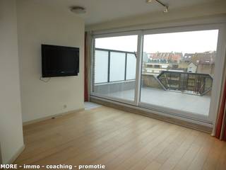 Very centrally located <strong>furnished STUDIO with spacious terrace near the beach</strong> (side sea view). The studio features a bright living room that opens onto a large terrace with an automatic awning and side sea view, a (semi-open) equipped kitchen, bathroom with bathtub, Second residence. Provision €50/month general costs. Call us for a non-binding visit and see for yourself! <br /><br /><br /><br /><span><strong>Rental under conditions; See www.more.be, "attachments" and subject to availability.</strong></span><br />