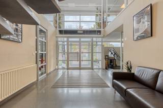 This ready-to-move-in and easily accessible business building is located in Destelbergen, near the R4. The building has a ground floor area of approximately 240 m², divided into office and storage space, equipped with a kitchenette and sanitary facilities. At the back of the building, there is a spacious terrace with a garden that overlooks the surrounding fields. On the first floor, there is approximately 300 m² of office space, with a stylish glass loft in the center. Thanks to the immediate vicinity of the R4, the property is easily accessible, both by car and by bike. There are 15 parking spaces at the back, including a charging station with two charging points for electric cars. A velobox is available for cyclists for safe and practical storage. In addition, solar panels generate renewable energy. Surface: - Ground floor: approx. 240 m² - First floor: approx. 300 m²Specifications: - Kitchenette- Sanitary - Ventilation system (type D)- Alarm system- LED lighting- System ceiling- Carpet tile/carpet floor- Natural gas heating via radiators - Heating/cooling via Daikin heat pump (air-air)- HR glass- Built-in wall cabinets- Sun protection (stores) - 15 parking spaces- Velobox Availability: From 01/01/2026. Are you interested in this business building for rent in Destelbergen? Contact us at business.gent@dewaele.com or 09 245 35 35 for more info or a visit.