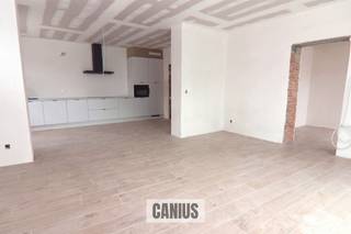 <p><span>WONEN IN DE PAREL VAN HASPENGOUW</span></p><p><span> </span></p><p><span>Wonen in een unieke setting waar heden & verleden elkaar ontmoeten!</span></p><p><span>Overhof is een uitzonderlijk woonproject in het landelijke Hoepertingen, een deelgemeente van de stad Tongeren-Borgloon. Dit kleinschalig project bestaat uit stijlvolle open bebouwingen, afgeschermd achter een geklasseerde vierkantshoeve. Dit alles midden in de natuur. De bakker, de slager, de dokter, de apotheker en winkels liggen allemaal in de nabije omgeving. Voor het meest kostbare goed dien je je woning niet te verlaten, rust!</span></p><p><span> </span></p><p><span>Start fase II</span></p><p><span>De eerste fase bestaande uit dertien stijlvolle open bebouwingen werd succesvol afgerond en is volledig uitverkocht. Momenteel is verkoop van fase II gestart, namelijk de hoeve zelf. Dit houdt de renovatie in van de oude beschermde hoeve die werd opgericht in 1850. Dit vertaalt zich in een uniek plaatje, waarbij de rijke geschiedenis & de authentieke details voelbaar aanwezig zullen zijn. Dit alles in combinatie met hedendaagse technieken. </span></p><p><span> </span></p><p><span>Woning 1 beschikt over 166m² woonoppervlakte en biedt een inkomhal, een apart toilet, een leefruimte met open keuken en een berging. Op de eerste verdieping ontdekken we de nachthal, 3 slaapkamers en een badkamer.</span></p><p><span> </span></p><p><span>Bijkomend beschikt deze woning over een zolder, een kelder, een private tuin met terras en 2 vaste parkeerplaatsen.</span></p><p><span> </span></p><p><span>KORT SAMENGEVAT</span><span>:</span></p><p><span>Vraagprijs: € 370.000,00</span></p><p><span>Verkoop onder registratierechten (2% of 12%)</span></p><p><span>Parkeerplaatsen inbegrepen in de prijs.</span></p><p><span> </span></p><p><span>Maak kennis met Hoeve Overhof</span></p><p><span>Wonen in een vierkantshoeve te midden van groen en omgeven door boomgaarden?</span></p><p><span>Contacteer de medewerkers van Canius op het nummer 011 74 12 36 of via e-mail <span>info@canius.be</span></span><span> om samen te ontdekken welke woning jouw toekomstige thuis wordt. </span></p><p><span> </span></p><p><span>*Deze gegevens zijn louter ter informatieve titel. De vermelde oppervlaktes zijn slechts een indicatie. Canius Real Estate kan niet verantwoordelijk gesteld worden voor de juistheid van de aan haar verstrekte gegevens. </span></p><p><span> </span></p><p><span> </span></p>