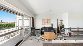 Op wandelafstand van zee en strand te Knokke-Heist verkopen we dit gerenoveerd, breed appartement (104m²) met drie volwaardige slaapkamers,...
