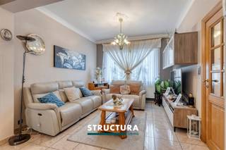 Bent u op zoek naar een instapklare gezinswoning op een uitstekende locatie? Dan zal deze perfect onderhouden woning in Strombeek-Bever u ongetwijfeld bekoren. Gelegen op een topligging, vlakbij de Ring, openbaar vervoer, handelszaken en groene recreatiezones, combineert deze woning een vlotte bereikbaarheid met een aangename en rustige woonomgeving. IndelingGelijkvloers: inkomhal met gasten toilet, ruim en lichtrijk salon met eetplaats en volledig uitgeruste keuken.Eerste verdieping: nachthal, twee ruime slaapkamers, bureau en een badkamer.Zolder: geïsoleerde zolder met de mogelijkheid om eenvoudig twee extra slaapkamers of een polyvalente ruimte te creëren.Kelderverdieping: ruime garage, tweede badkamer, praktische wasruimte en extra berging.Buiten: verzorgde tuin zonder inkijk waar u in alle rust en privacy kunt genieten.Autostaanplaats voor de deur. Karakteristieken- Topligging nabij de Ring, openbaar vervoer, winkels en groen- Instapklaar en perfect onderhouden- 2 slaapkamers met uitbreidingsmogelijkheid tot 4 slaapkamers- Bureau, ideaal voor thuiswerk- Ruime en lichtrijke leefruimte- Mooie tuin zonder inkijk- Garage en autostaanplaats voor de woning- Geïsoleerd dak- Conforme elektrische installatie- Waterverzachter- Alarmsysteem- Elektrische rolluiken- Vrij: 2 maanden na akteDeze woning combineert ruimte, comfort, een uitstekende ligging en uitbreidingsmogelijkheden. Een ideale gezinswoning voor wie zorgeloos wil wonen in een aangename omgeving met alle voorzieningen binnen handbereik. Contacteer Structura vandaag nog voor een bezoek en ontdek zelf alle troeven van deze woning via 02 460 80 46 of info@structura.be