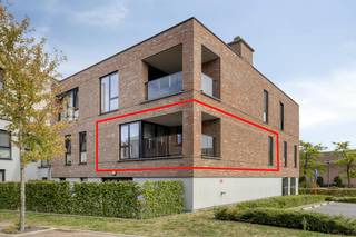 Indeling als volgt:<br />- Inkomhal op tegelvloer.<br />- Gastentoilet met lavabo.<br />- Ruime leefruimte met voldoende plaats voor een eet- en zithoek.<br />- Handige halfopen keuken met kookplaat met dampkap, koelkast en vaatwasser.<br />- Nuttige bergruimte grenzend aan de keuken met aansluiting voor was- en droogmachine.<br />- Volwaardige slaapkamer met voldoende ruimte voor een grote kledingkast.<br />- Badkamer met lavabo en ruime douche.<br />- Terras toegankelijk vanuit de leefruimte (overdekt).<br /><br />Bijzonderheden:<br />- Recent gebouw (2019) en werd onberispelijk onderhouden door de vertrekkende huurder.<br />- Gunstig EPC: A-label (68 kWh/m²), elektriciteit conform.<br />- Inbegrepen in deze verkoop: autostaanplaats, fietsenstaanplaats en kelderberging.<br />- Syndicus aanwezig.<br />- Gunstig rendement indien aankoop als investering: vraag uw persoonlijke rendementsberekening via ons kantoor.<br />- Goede ligging in het centrum met winkels, dokter, apotheek, ... op wandelafstand. <br /><br /><br />Interesse?<br />(ver-)Kopen of (ver-)huren in de Noorderkempen?<br />Met vragen kan u altijd bij ons terecht! <br />Dewaele Vastgoed<br /><br />De eigendom wordt aangeboden via de Pre-sale formule. Van 23/09/2026 om 10:00 tot 28/09/2026 om 16:00 kan u het appartement op afspraak komen bezichtigen en een bod uitbrengen. De vermelde prijs is een instelprijs. Voor meer info, gelieve contact op te nemen met de dossierverantwoordelijke.<br /><br />Bestuursmaatregelen in het maatregelenregister: nee