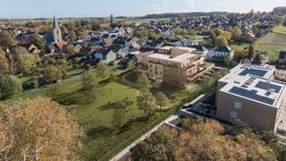 <div>
<div>
<section>
<div>
<div>
<div>
<div>
<div>
<div>
<h2>Comfortabel gelijkvloers wonen met een gezellig terras<span></span></h2>
<p>Ontdek dit ruime <strong>gelijkvloerse appartement van 115 m²</strong> in het stijlvolle nieuwbouwproject <strong>Voerhof</strong>. Hier geniet u van hedendaags wooncomfort in een rustige, groene omgeving, terwijl winkels, scholen en openbaar vervoer zich op korte afstand bevinden.</p>
<p>Het appartement beschikt over een lichtrijke leefruimte met grote raampartijen die naadloos aansluiten op een <strong>gezellig terras van 15 m²</strong>, gelegen aan het rustige <strong>binnenplein</strong>. Deze aangename buitenruimte biedt de ideale plek om in alle privacy te genieten van een ontbijt in de zon, een gezellige lunch of een ontspannen avond met familie en vrienden.</p>
<p>Met <strong>twee volwaardige slaapkamers</strong>, een doordachte indeling en een hoogwaardige afwerking biedt dit appartement alles voor wie comfortabel en zorgeloos wil wonen. Energiezuinige technieken en kwalitatieve materialen zorgen bovendien voor een duurzame woning met een laag energieverbruik en een aangenaam binnenklimaat.</p>
<p>Voerhof onderscheidt zich door zijn eigentijdse architectuur, veel aandacht voor licht en ruimte en een harmonieuze integratie in de groene omgeving. Het project biedt een unieke combinatie van rust, privacy en een uitstekende bereikbaarheid. Ondergrondse parkeerplaatsen en privatieve bergingen maken het wooncomfort compleet.</p>
<h3>Ontdek ook de andere appartementen binnen Voerhof</h3>
<p>Naast dit gelijkvloerse appartement biedt Voerhof nog verschillende <strong>1-, 2- en 3-slaapkamerappartementen</strong>, elk met een eigen indeling, ruime terrassen en dezelfde kwalitatieve afwerking. Zo vindt u gegarandeerd een appartement dat perfect aansluit bij uw woonwensen.</p>
<p><strong>Interesse?</strong> Neem vrijblijvend contact met ons op voor meer informatie of een bezoek aan het project.</p>
</div>
</div>
</div>
</div>
<div></div>
<div>
<div></div>
</div>
</div>
</div>
</section>
</div>
</div>
<div></div>