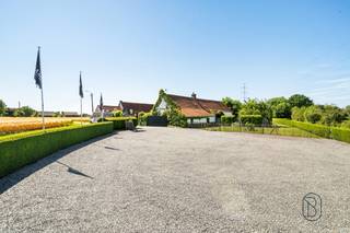 Unieke hoeve met horeca, op idyllische toplocatie in Mont-de-L’Enclus. <br /><br />Droomt u van rust, ruimte en een adembenemend uitzicht op het groen? Dan is deze uitzonderlijk gelegen hoeve precies wat u zoekt. Verscholen midden in de natuur en bereikbaar via een charmante oprijlaan, ervaart u hier elke dag het ultieme gevoel van thuiskomen.<br /><br />Charmante hoeve bestaande uit een grote parking, leuk restaurantgedeelte met keuken en voorraadruimte + charmante binnenkoer met terras, een instapklare gerenoveerde woning uitgevend op de prachtige tuin met open zicht, een extra bijhuis met potentieel (co-house/vakantiewoning/B&B-mogelijkheid). <br /><br />Indeling woonhuis: inkomhal met gastentoilet, ruime, lichtrijke keuken met ontbijthoek en een prachtig zicht op de tuin, eetkamer en een gezellige woonkamer. Op het gelijkvloers bevindt zich bovendien een slaapkamer met eigen douchekamer – ideaal voor wie gelijkvloers wil wonen.<br />Zolderruimte van maar liefst 240 m², die volledig naar eigen wens kan worden ingericht: extra slaapkamers, een bureau, hobbyruimte of zelfs een studio behoren tot de mogelijkheden.<br />2de vleugel van het gebouw: = 2de wooneenheid (mits renovatie) – perfect voor kangoeroewonen, een praktijkruimte of een investering.<br /><br />Buiten geniet u van een grote, volledig omheinde tuin, een ruime privéparking en een charmante vijver die perfect aansluit bij het landelijke karakter van het geheel.<br /><br />Groene omgeving met tal van wandel- en fietsroutes, zeldzaam aanbod op een unieke locatie. <br /><br />Kortom, deze eigendom combineert charme, ruimte en eindeloze mogelijkheden op een plek waar u elke dag tot rust komt.<br /><br />Bezoek na afspraak met Immo Beguin: info@immobeguin.be