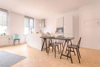 Dit appartement werd enkele jaren geleden grondig gerenoveerd en biedt al het hedendaagse wooncomfort dat je zoekt. Dankzij de centrale ligging...