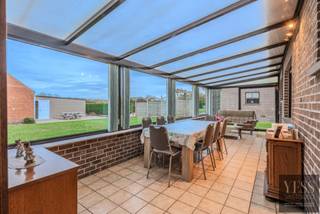 <p><strong><span>TE KOOP – Villa met atelier/werkplaats en uitzonderlijk potentieel in Zerkegem</span></strong></p>
<p><span>Op een prachtig perceel van ca. </span><strong><span>1.300 m²</span></strong><span> bevindt zich deze degelijk gebouwde villa uit </span><strong><span>1985</span></strong><span>, gecombineerd met een ruim atelier/werkplaats. De eigendom geniet van een rustige ligging met een prachtig open zicht op de omliggende weiden, wat zorgt voor een unieke woonomgeving.</span></p>
<p><span>De woning werd stevig gebouwd en biedt tal van uitbreidingsmogelijkheden. De ruime zolderverdieping leent zich perfect voor een verdere inrichting, waarbij het mogelijk is om </span><strong><span>tot vier extra slaapkamers en een bijkomende badkamer</span></strong><span> te creëren. Hierdoor is deze eigendom uitermate geschikt voor grote gezinnen, zelfstandigen of wie wonen en werken wil combineren.</span></p>
<p><strong><span>Troeven van deze eigendom:</span></strong></p>
<ul>
<li><span>Degelijk gebouwde villa (1985)</span></li>
<li><span>Ruim atelier/werkplaats, ideaal voor zelfstandige activiteit of hobby</span></li>
<li><span>Perceel van ca. 1.300 m² met mooie tuin</span></li>
<li><span>Grote zolderruimte met potentieel voor 4 extra slaapkamers en een badkamer</span></li>
<li><span>Stevige constructie met tal van mogelijkheden</span></li>
<li><span>Rustige ligging in Zerkegem met een prachtig open zicht op de omliggende weiden</span></li>
</ul>
<p><span>Bent u op zoek naar een woning met ruimte, mogelijkheden en een uitstekende ligging? Dan is deze eigendom beslist een bezoek waard.</span></p>