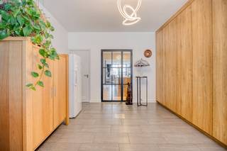 <p>Deze stadswoning combineert comfort, licht en een aangename buitenruimte op een centrale locatie. Via de inkomhal, voorzien van praktische ingemaakte kasten en een apart gastentoilet, komen we binnen in de woning. Deze ruimte kan bovendien perfect dienstdoen als bureauruimte. De leefruimte vormt het hart van de woning. De open leefkeuken met eiland sluit naadloos aan op de eet- en zithoek. Dankzij de grote raampartijen geniet je hier van een aangename natuurlijke lichtinval en een mooi zicht op de tuin. De aanwezige binnentuin zorgt bovendien voor extra lichtinval.</p><p>Op de eerste verdieping bevindt zich de eerste slaapkamer met aansluitend een praktische berging/dressing, voorzien van aansluitingen voor wasmachine en droogkast. De badkamer beschikt over een inloopdouche, wastafel en toilet. De volledig afgewerkte zolderverdieping doet momenteel dienst als tweede slaapkamer.</p><p>Buiten geniet je van een ruim overdekt terras en een schitterende, zonnige tuin. Achteraan bevinden zich nog praktische tuinbergingen, ideaal voor extra opbergruimte. De woning beschikt daarnaast over 14 zonnepanelen en twee airco-units die zowel kunnen koelen als verwarmen. Dit zorgt niet alleen voor extra wooncomfort, maar draagt ook bij aan de energiezuinigheid van de woning.</p><p>Voor de woning is een autostaanplaats voorzien. Daarnaast bestaat er de mogelijkheid om een ondergrondse autostaanplaats te huren, deze bevindt zich in de blok over de woning.</p><p>Troeven:<br />- EPC: 183 kWh/m² uc: 20260417-0003849792-RES-1 (Klasse B)<br />- Elektriciteit conform<br />- Perceelscore B, gebouwscore B <br />- Woongebied, Gmo, Vg, Gvkr, Gvv</p><p>Nabij school, winkels, autosnelweg, openbaar vervoer, etc. Voor meer info ga naar www.coenenvastgoed.be of bel 03/375.82.92</p>
