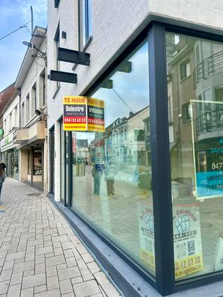 Beverstraat 1 – Nieuwbouw. Ontdek een gloednieuw pand waar karakter en modern comfort samenkomen. Met een royale oppervlakte van 148 m² biedt...